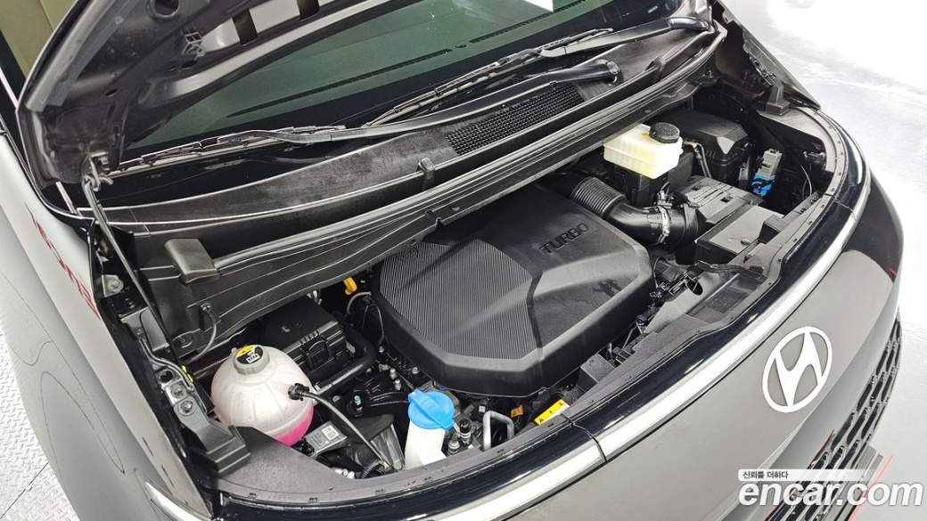 Hyundai Staria 4WD Tourer 9-Seater, 2025