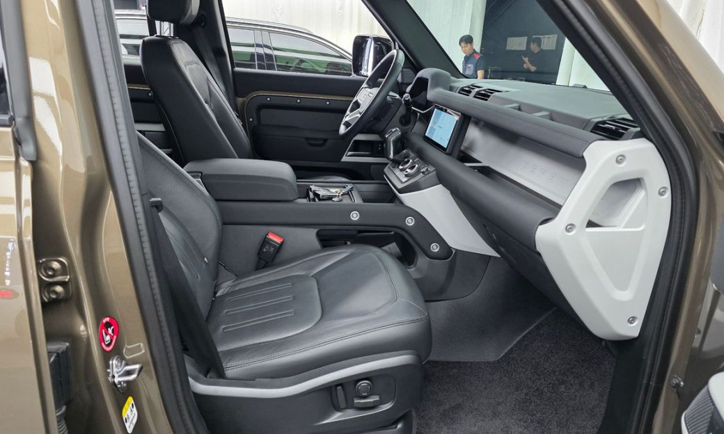 Land Rover Defender 110 D250 SE, 2022