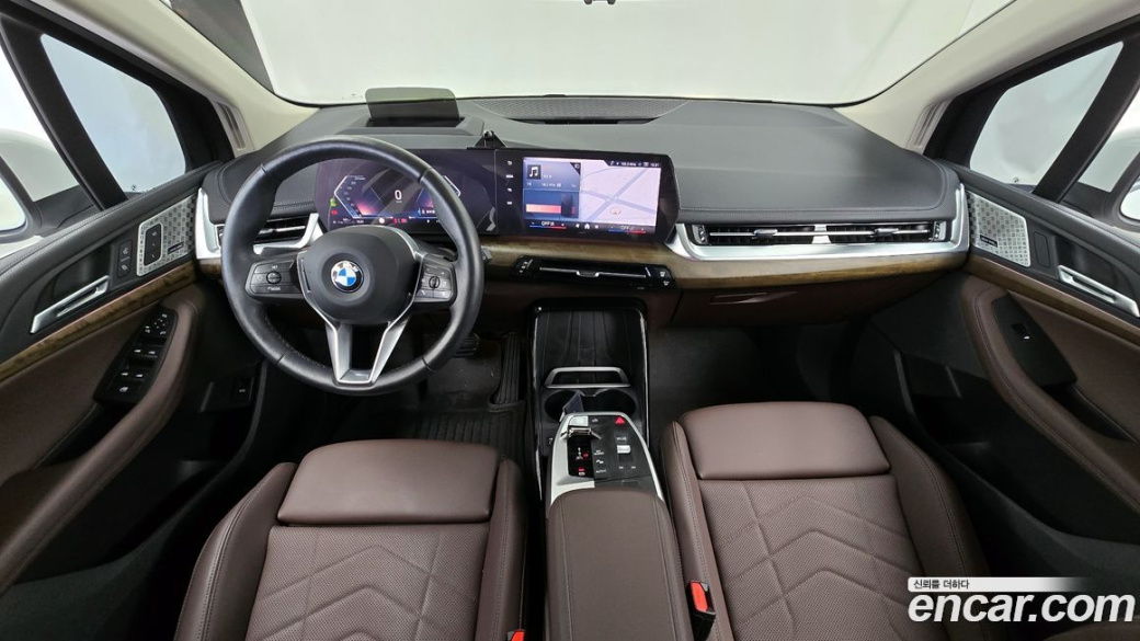 BMW 2-Series 220i Luxury, 2024