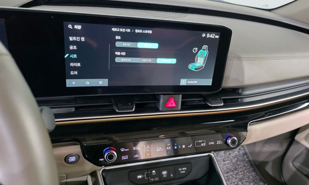 Kia Carnival 7-Seater Gravity, 2025