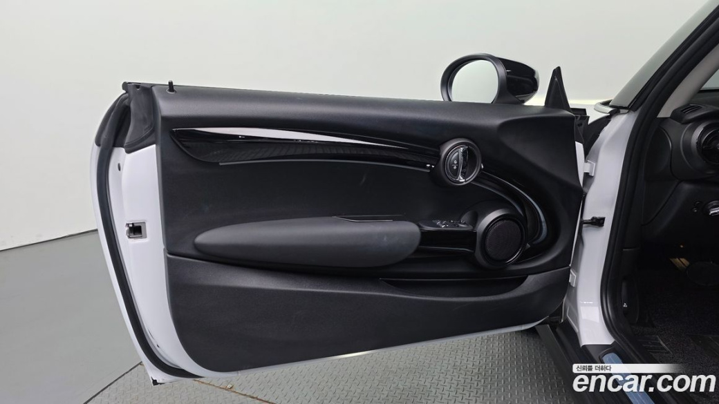 Mini Cooper Classic Plus Launch Pack, 2023