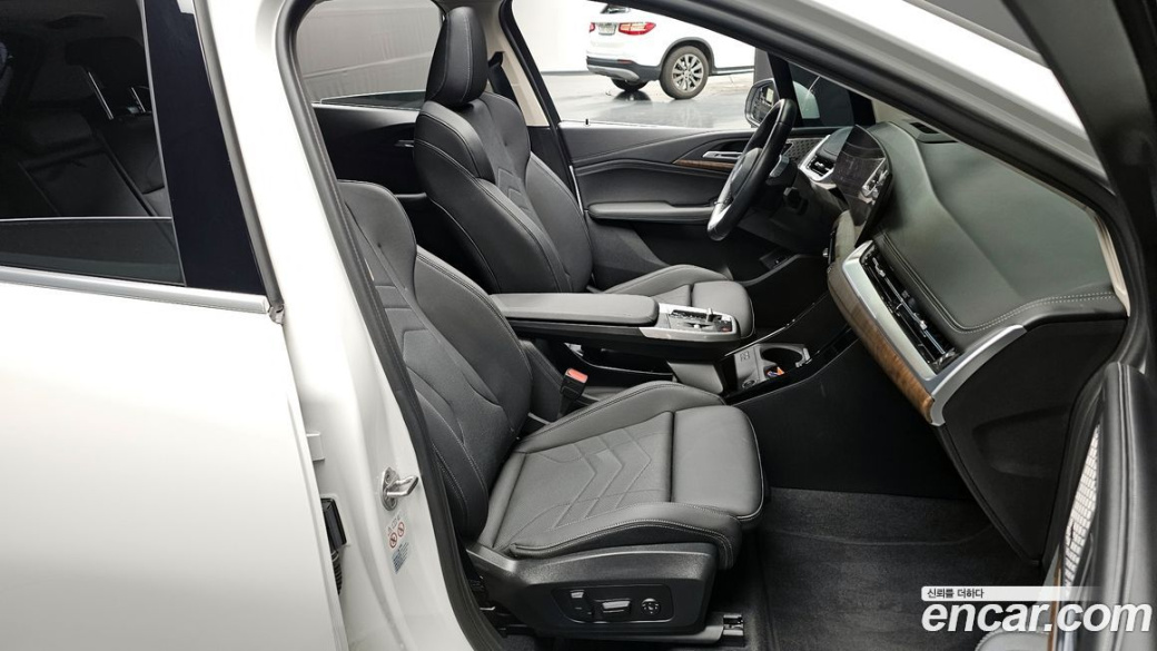 BMW 2-Series 220i Luxury, 2023