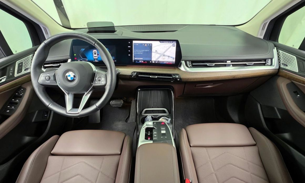 BMW 2-Series 220i Luxury, 2024