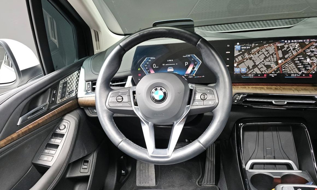 BMW 2-Series 220i Luxury, 2023