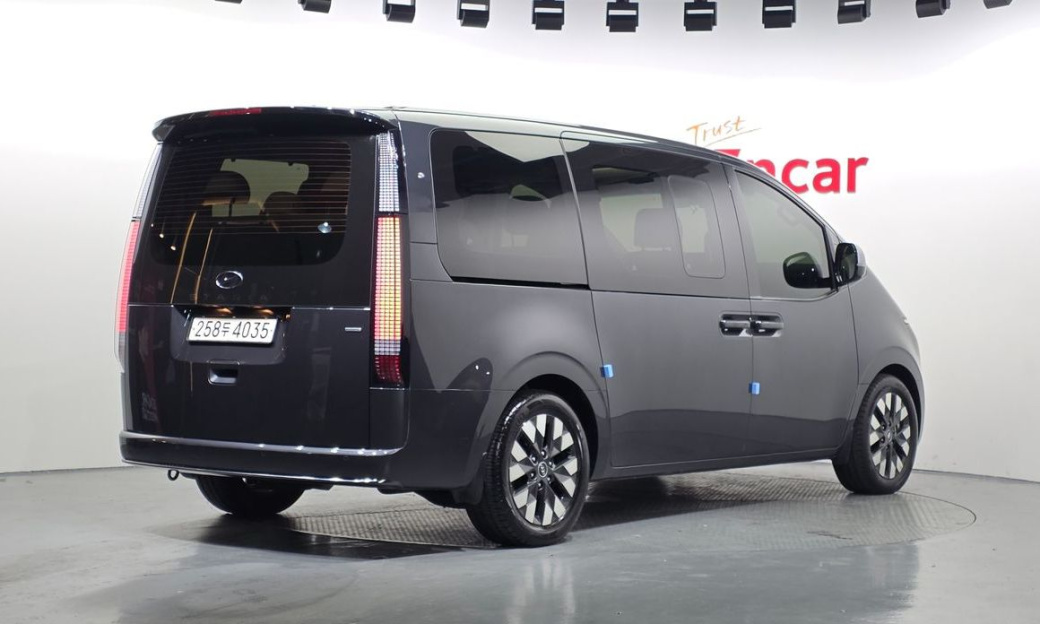Hyundai Staria 4WD Lounge 9-Seater, 2022