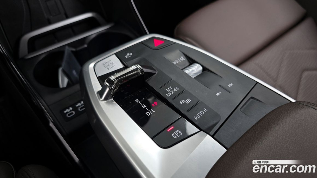 BMW 2-Series 220i Luxury, 2024
