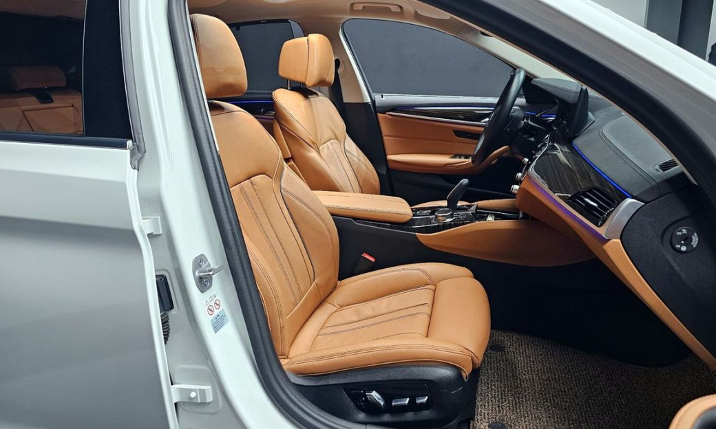 BMW 5-Series 520i Luxury, 2023
