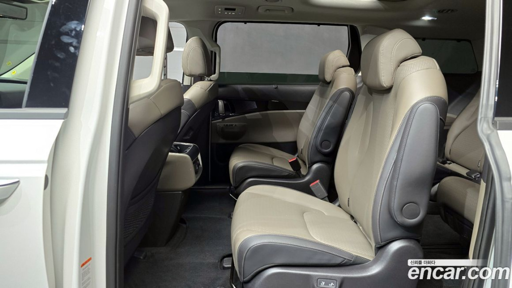 Kia Carnival 9-Seater Signature, 2025