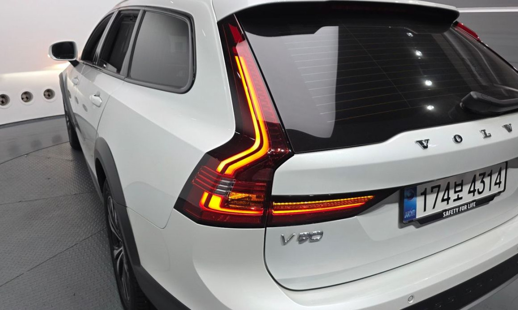 Volvo V90 B5 Plus AWD, 2025