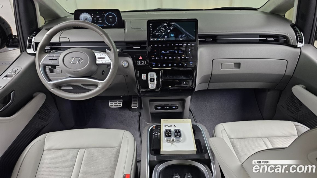 Hyundai Staria 4WD Lounge 7-Seater, 2022