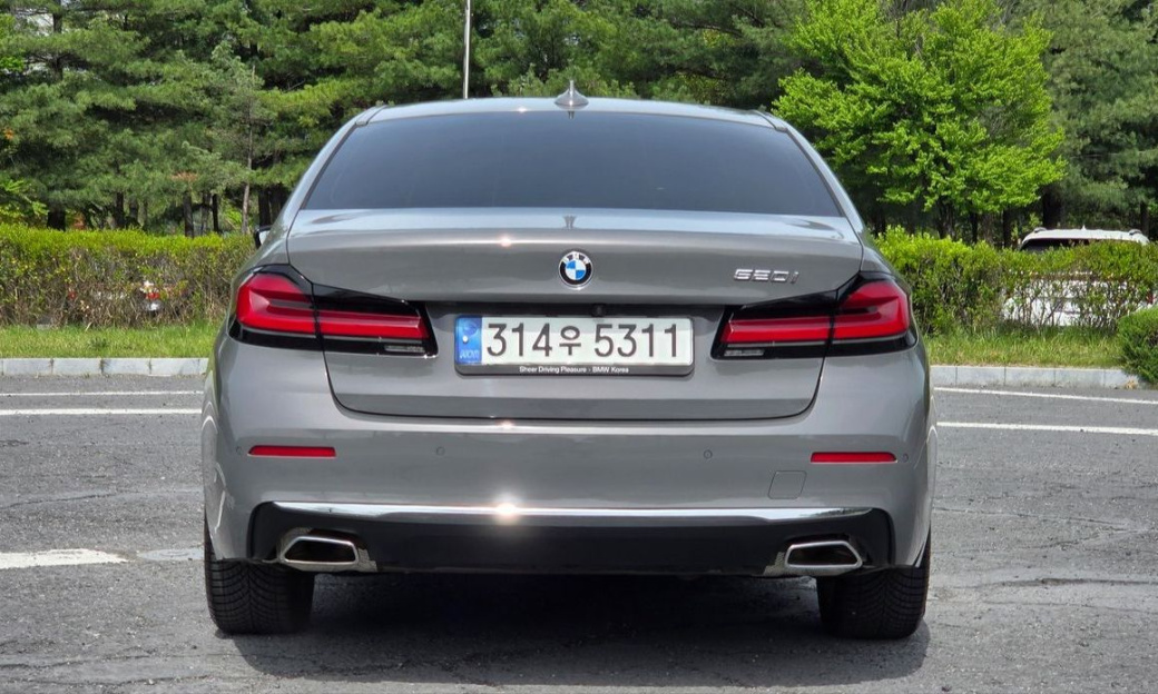 BMW 5-Series 520i Luxury, 2022
