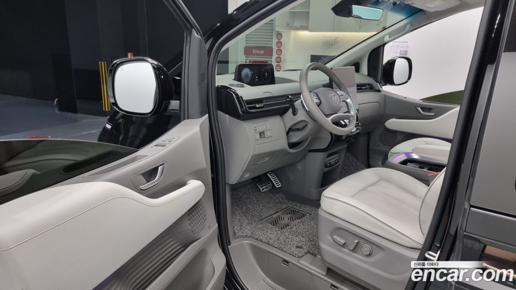 Hyundai Staria 4WD Lounge 7-Seater, 2024
