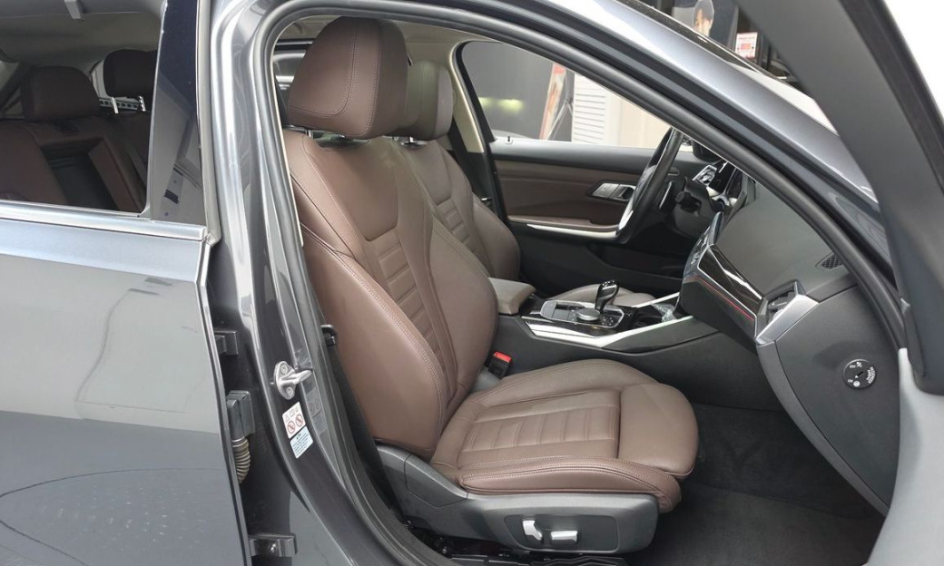 BMW 3-Series 320i Touring Luxury, 2022