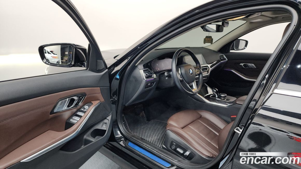 BMW 3-Series 320i Luxury, 2022