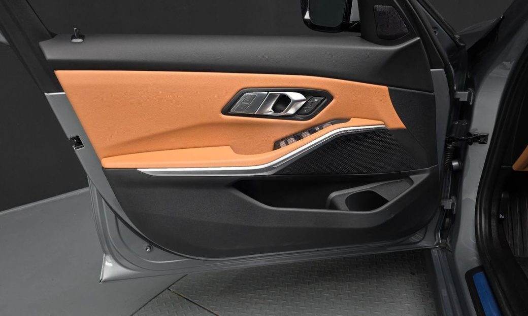 BMW 3-Series 320i, 2025