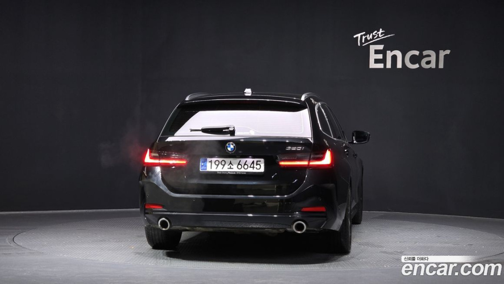 BMW 3-Series 320i Touring, 2024