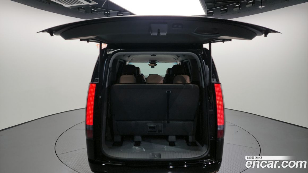 Hyundai Staria 4WD Lounge 9-Seater, 2022