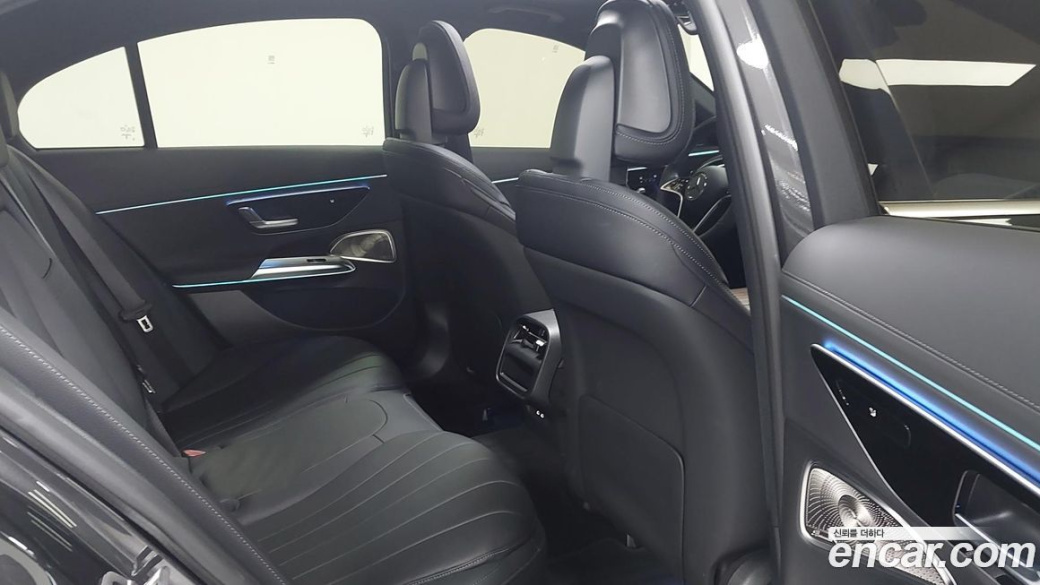 Mercedes-Benz E-Class E300 4MATIC Exclusive, 2025