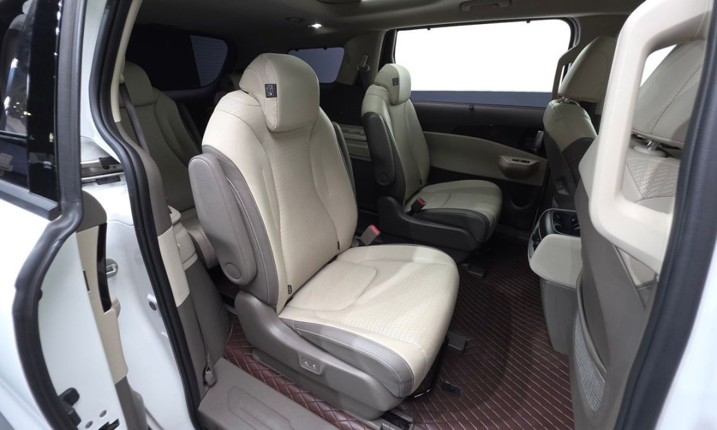 Kia Carnival 9-Seater Signature, 2024