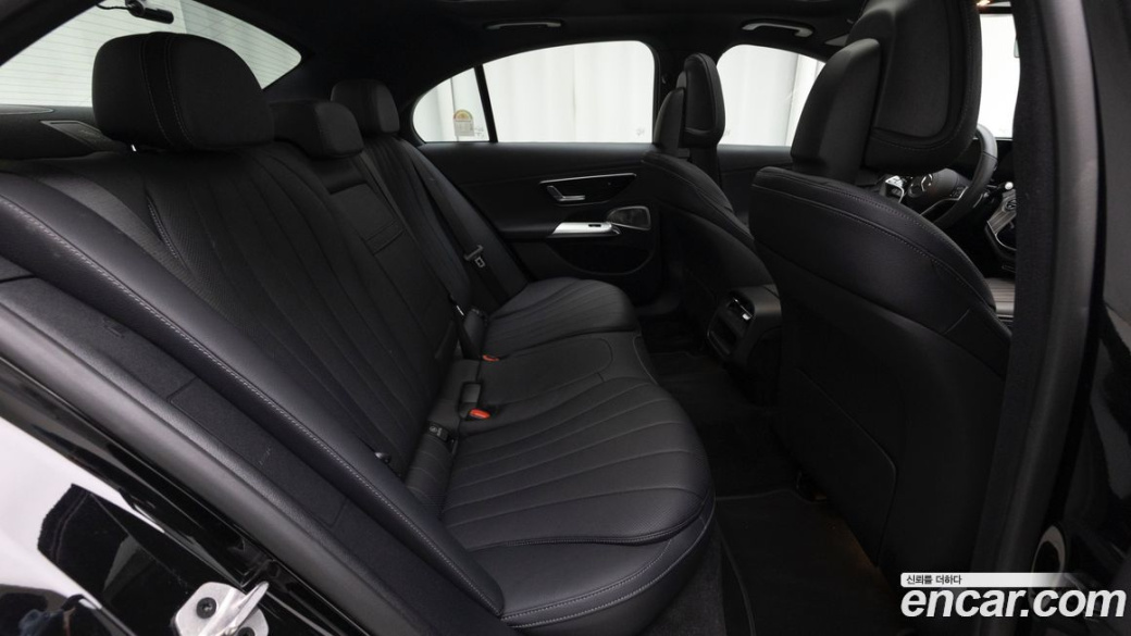Mercedes-Benz E-Class E300 4MATIC Exclusive, 2025