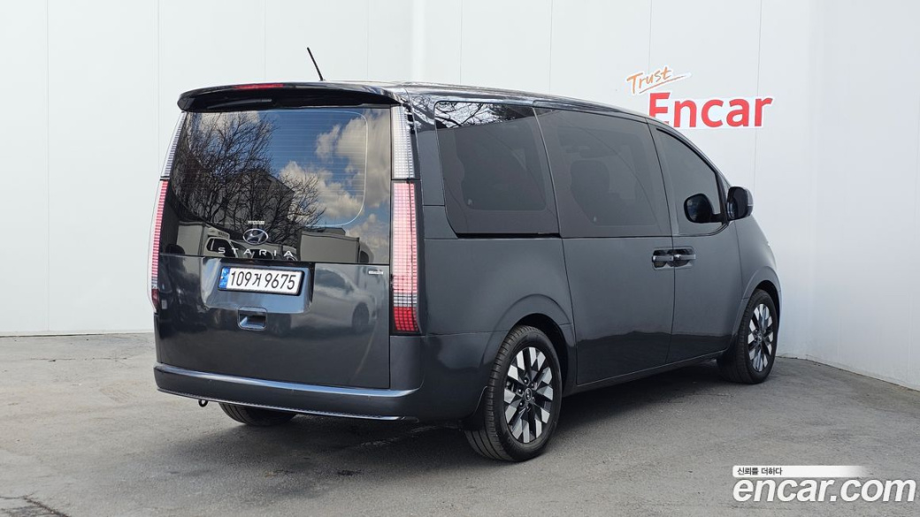 Hyundai Staria 4WD Lounge 9-Seater, 2022