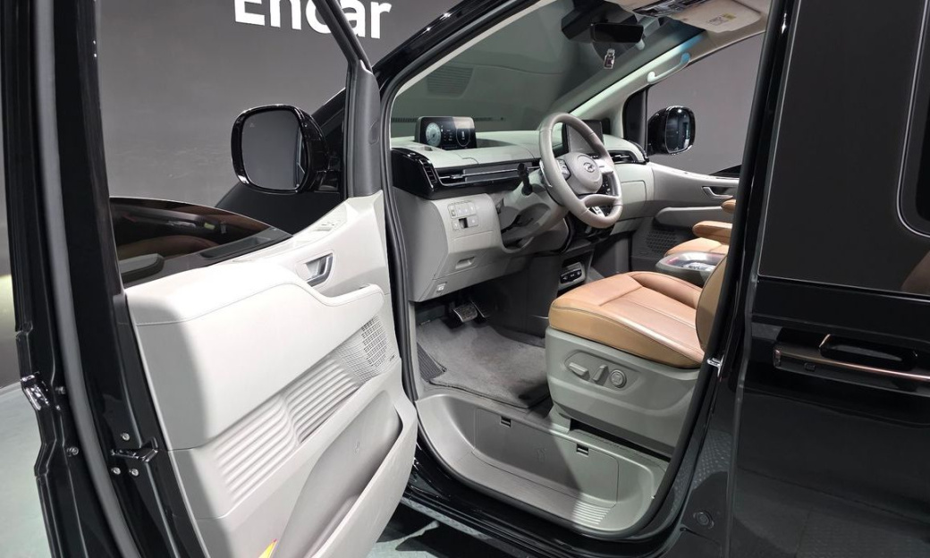 Hyundai Staria 4WD Lounge 9-Seater, 2023