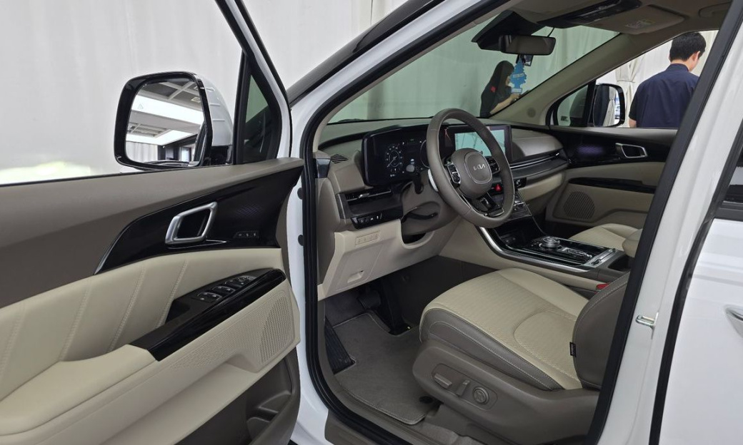 Kia Carnival 11-Seater Signature, 2023