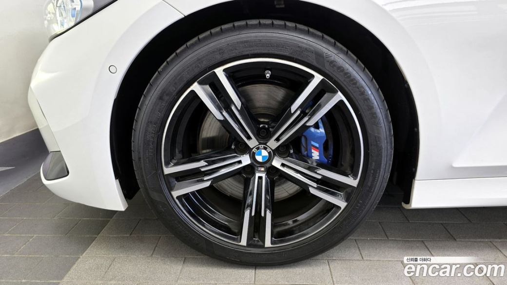 BMW 3-Series 320i M Sport, 2025