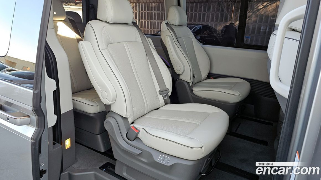 Hyundai Staria 4WD Lounge 9-Seater, 2023