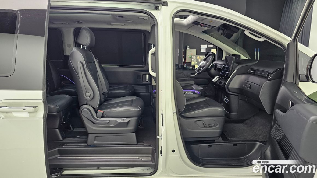 Hyundai Staria 4WD Lounge 9-Seater, 2023