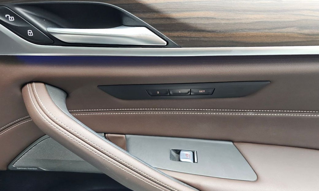 BMW 5-Series 530i Luxury, 2022