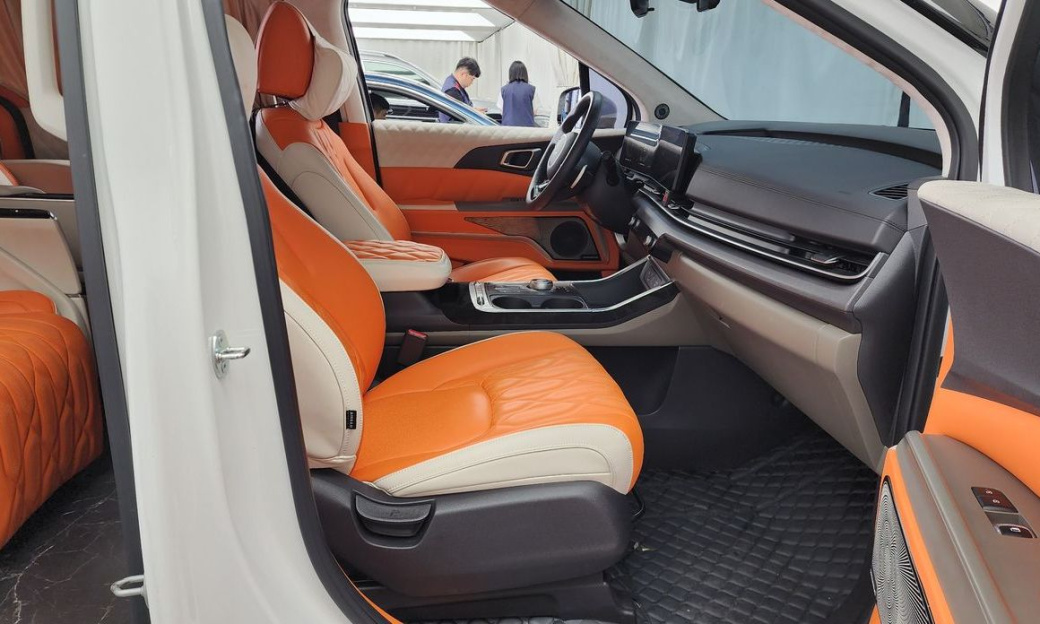 Kia Carnival 9-Seater Prestige, 2024