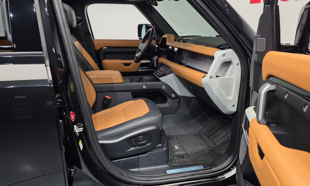 Land Rover Defender 110 P300 X-Dynamic SE, 2024