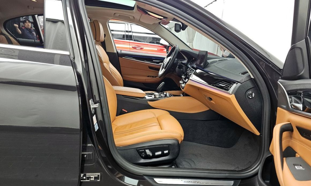 BMW 5-Series 520i Luxury, 2022
