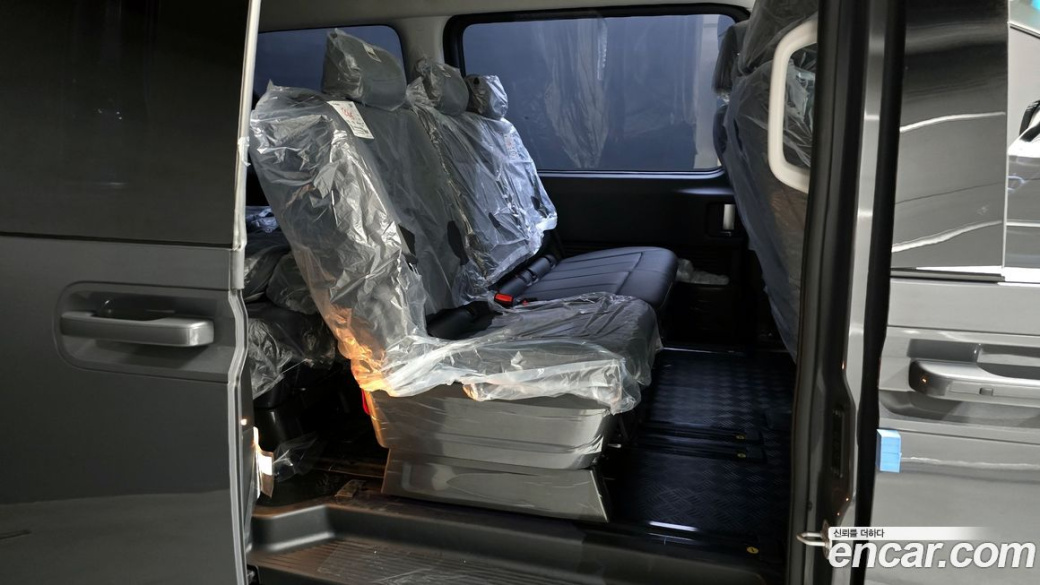 Hyundai Staria 4WD Tourer 11-Seater, 2025