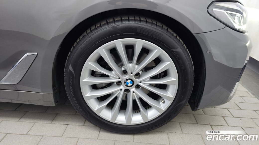 BMW 5-Series 520i Luxury, 2022