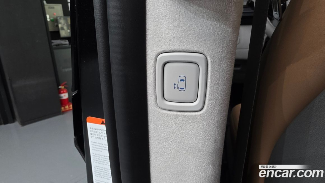 Hyundai Staria 4WD Lounge 9-Seater, 2025