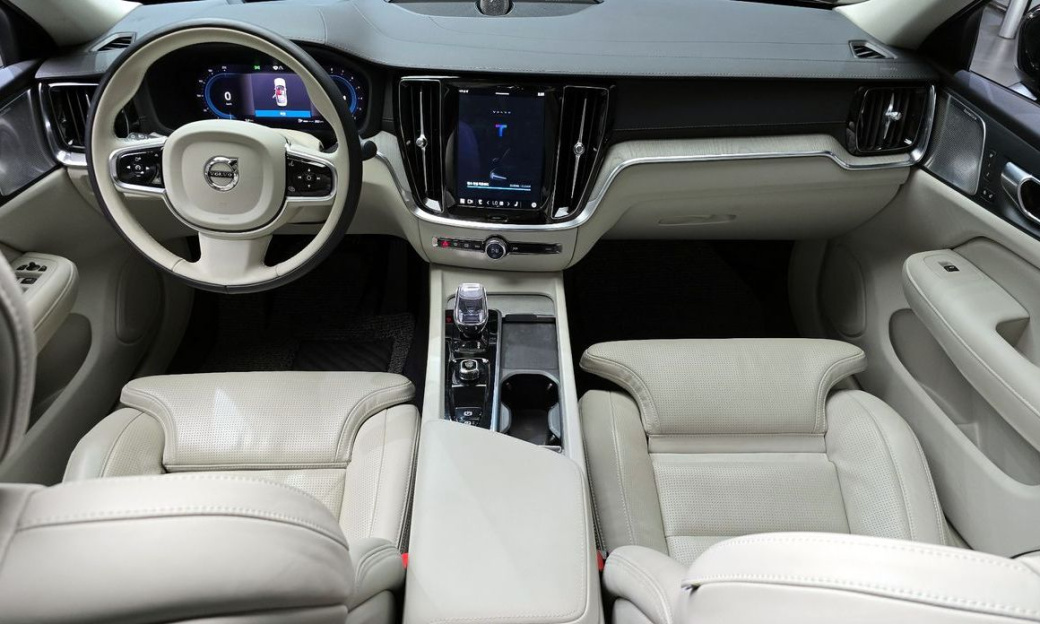 Volvo S60 B5 Ultimate Dark, 2024