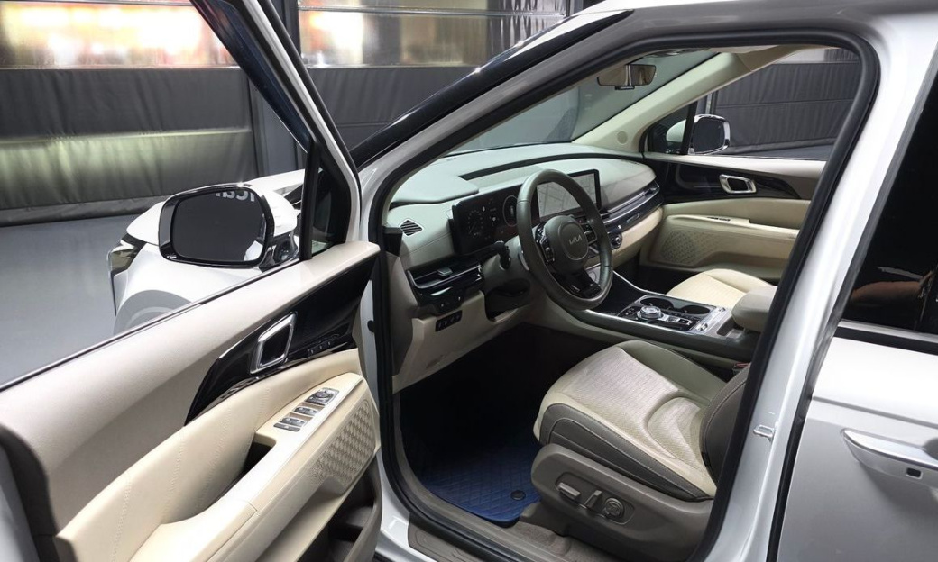 Kia Carnival 9-Seater Signature, 2024