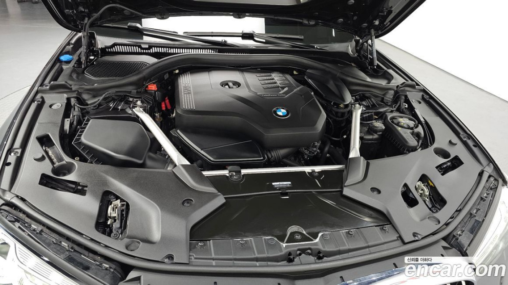 BMW 5-Series 520i Luxury, 2023