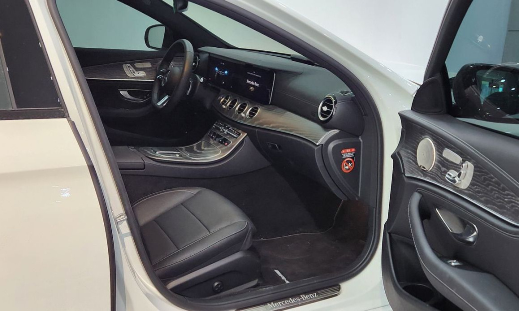 Mercedes-Benz E-Class E350 4MATIC AMG Line, 2022