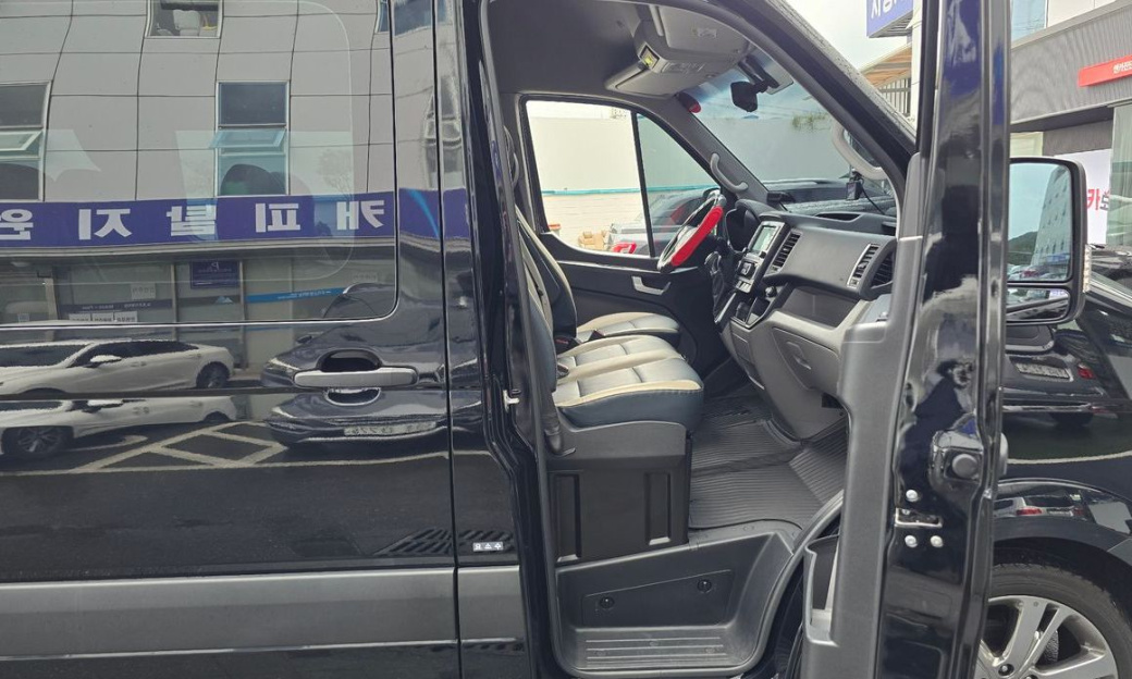 Hyundai Solati 16-seater, 2024