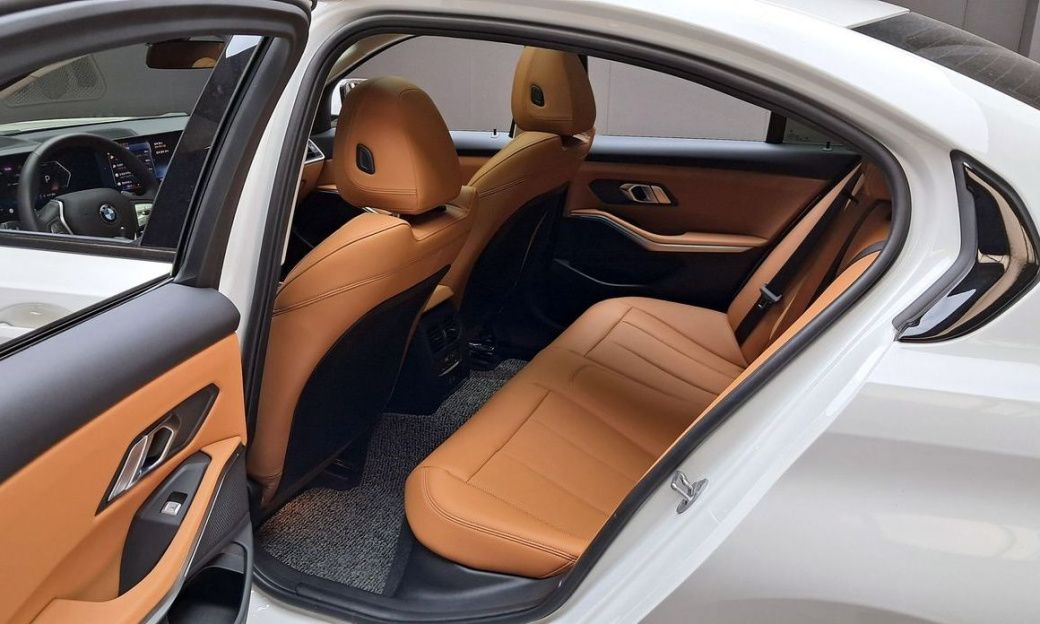 BMW 3-Series 320i, 2024