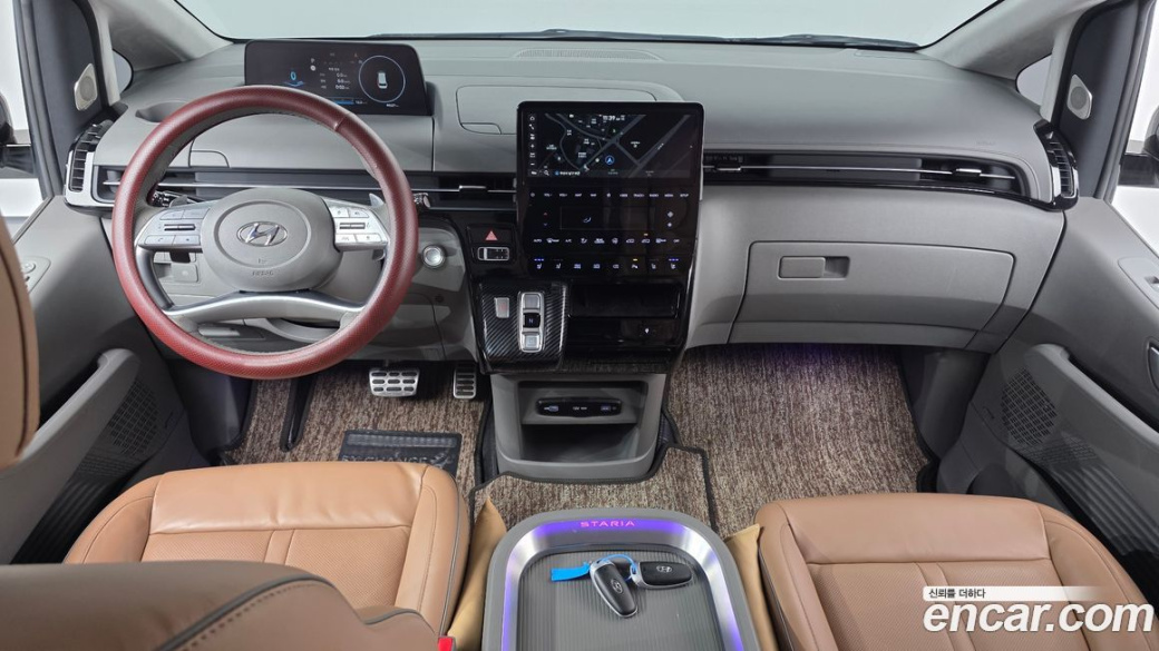 Hyundai Staria 4WD Lounge 9-Seater, 2022