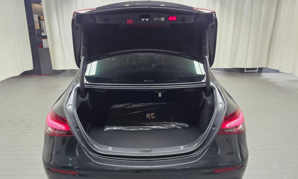 Mercedes-Benz E-Class E350 4MATIC AMG Line, 2023