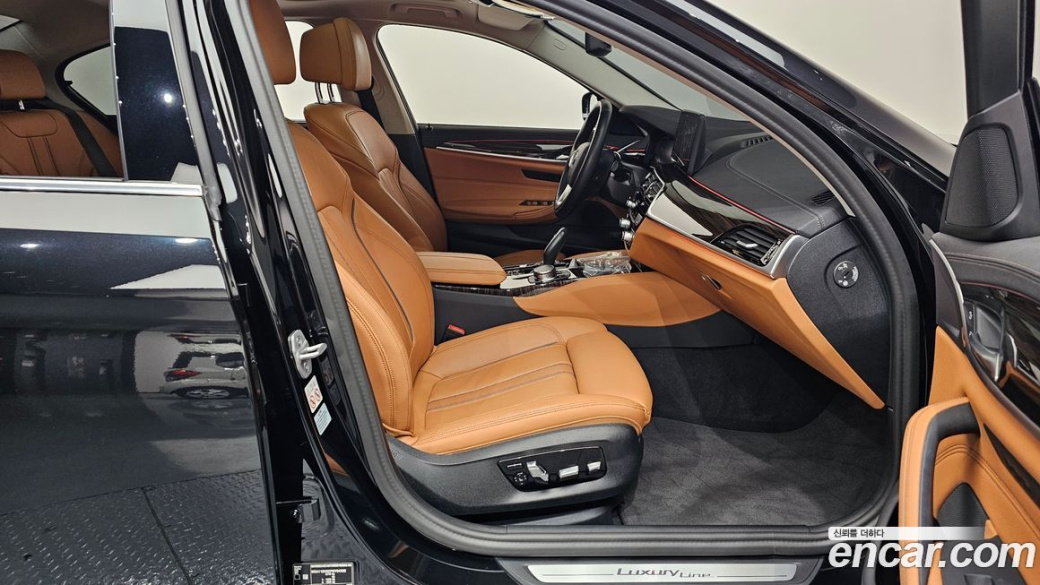 BMW 5-Series 520i Luxury, 2023