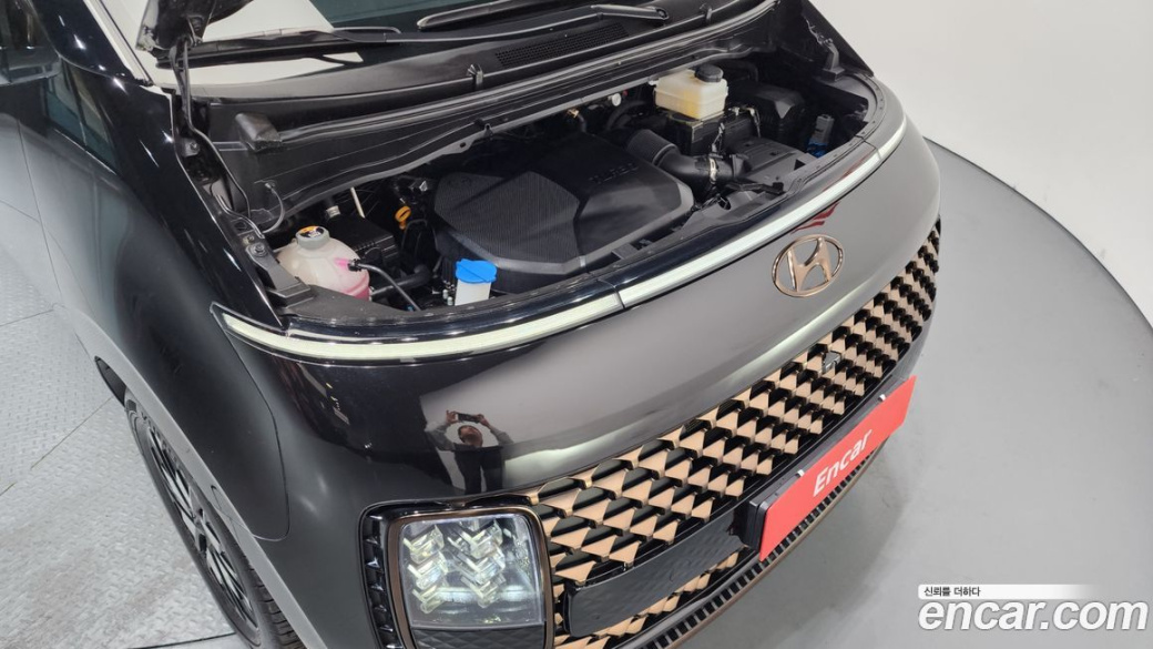 Hyundai Staria Lounge 9-Seater, 2022