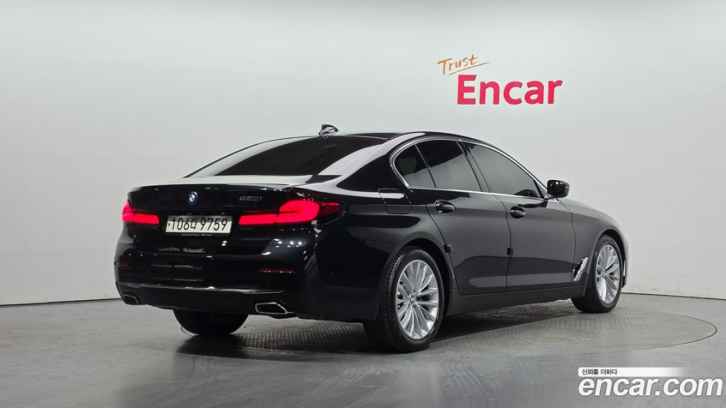 BMW 5-Series 520i Luxury, 2023