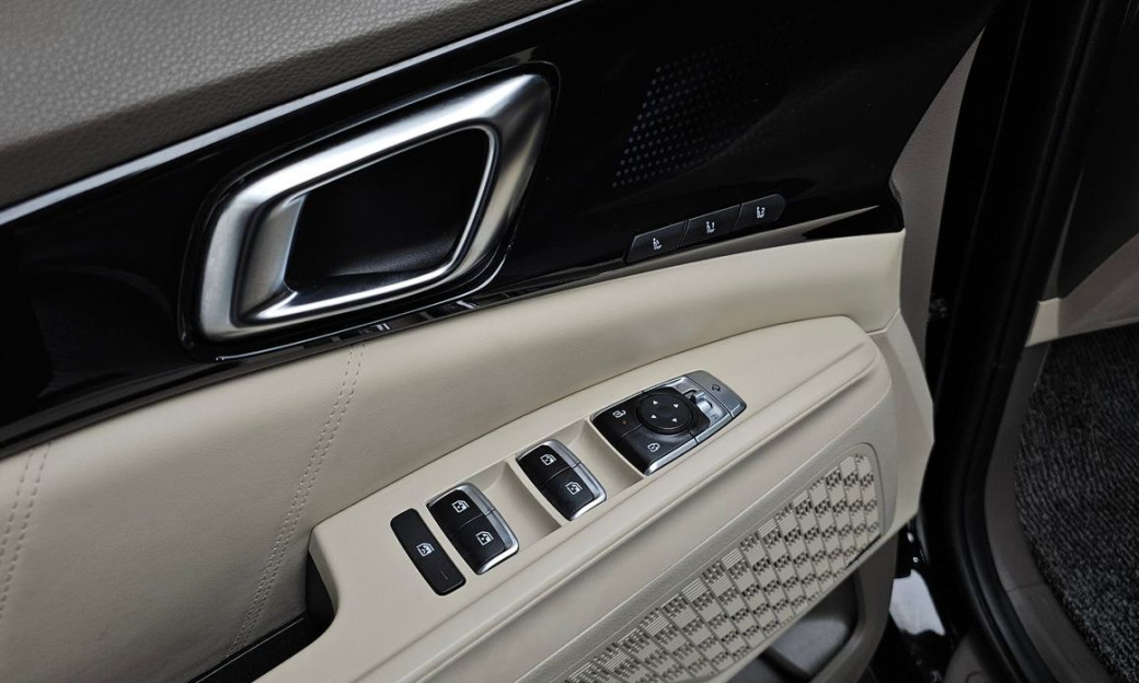 Kia Carnival 9-Seater Signature, 2024