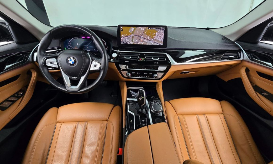 BMW 5-Series 520i Luxury, 2022
